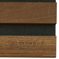 Muster Walnuss Natur Lackiert mit schwarzem Filz, Detail mit LXRYWOOD-Prägung