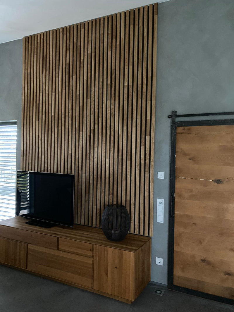 Wohnzimmer mit TV-Wand: Akustikpaneele aus Eiche hinter Sideboard und Fernseher