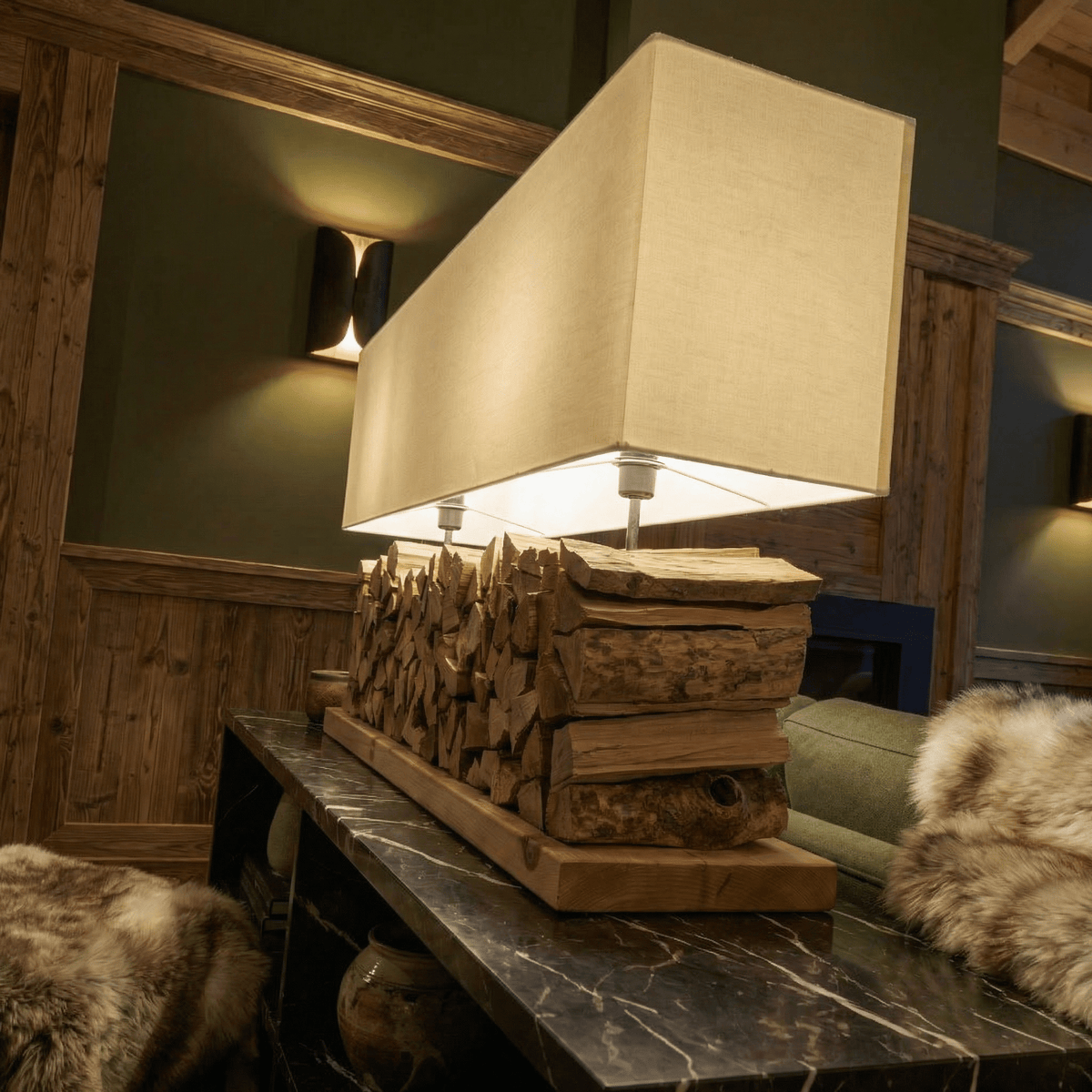 Massivholz – Wandleuchte 240 cm montiert, warmes Licht im Wohnzimmer