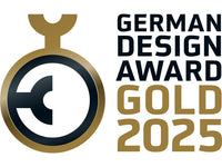 Goldfarbenes Emblem mit stilisierter Form und Schriftzug „German Design Award Gold 2025“ in klarer Schriftgestaltung
