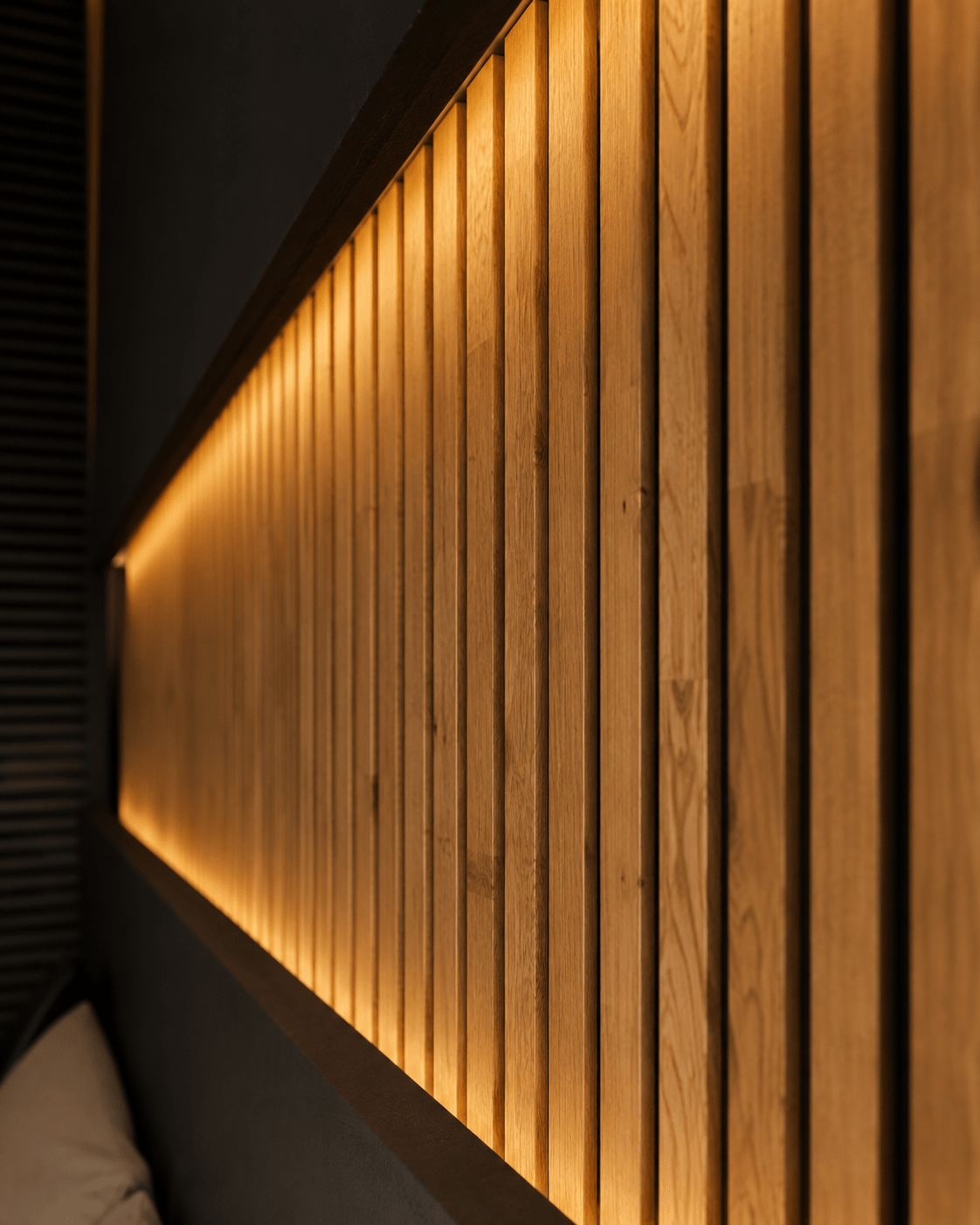 Lamellenwand aus Massivholz mit indirekter LED-Beleuchtung