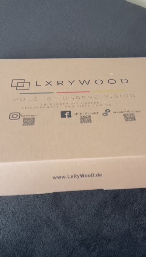 Detaillierter Querschnitt eines Akustikpaneels aus rustikaler Eiche mit akustisch wirksamer Fräsung, gefertigt von Luxurywood.